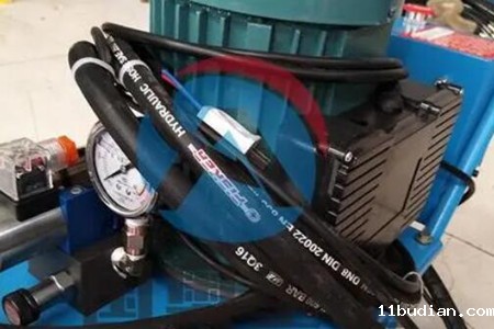 如何减少自动送料铆钉机对工件表面产生的损伤?