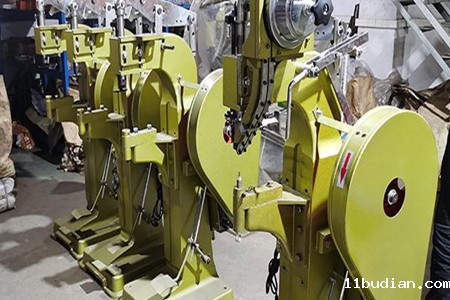 如何调整自动铆钉机的振动盘?